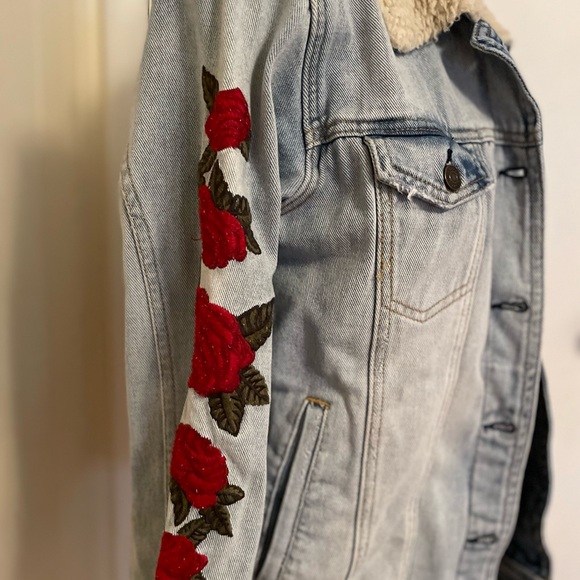 PacSun Denim Jean Jacket Medium Women Junior distressed rose embroidered Sherpa - Picture 2 of 5
